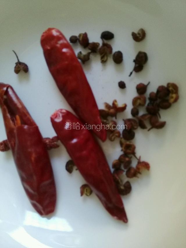 准备好干红辣椒花椒；