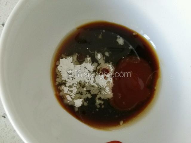 醋、白糖、葱姜蒜、胡椒粉做汁；