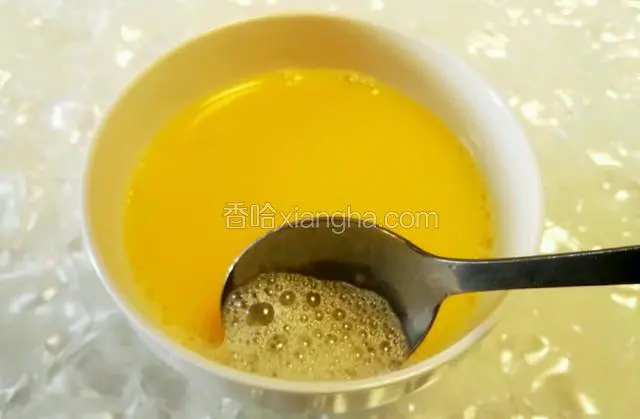 加入50℃左右的温水，搅拌均匀，用勺子撇去泡泡。（水和蛋液的比例1:1）