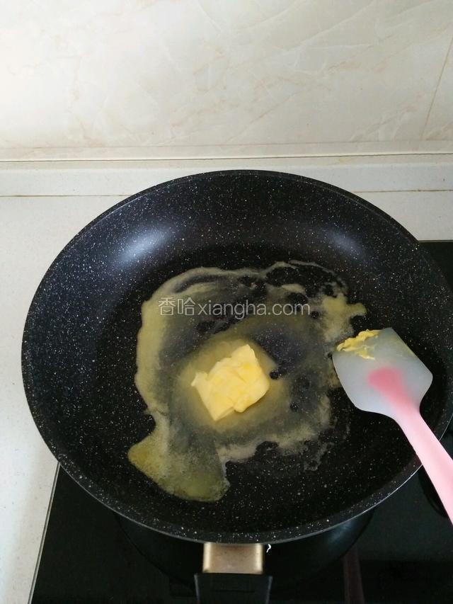 不粘锅里放黄油加热