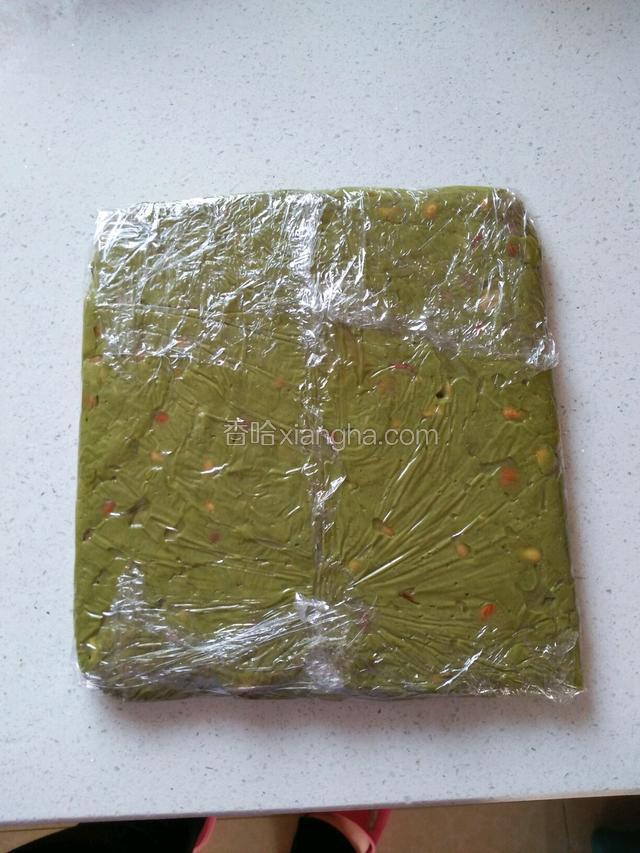 倒入准备好的保鲜膜上，用手整形包好后放入冰箱冷冻，一个小时就可以了