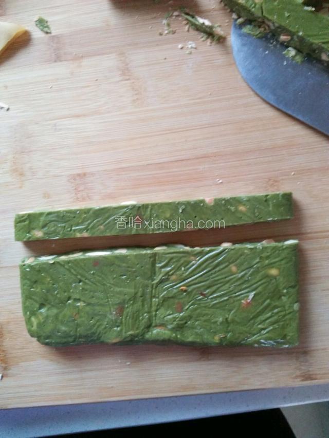 冻完后拿出来先竖着切成条
