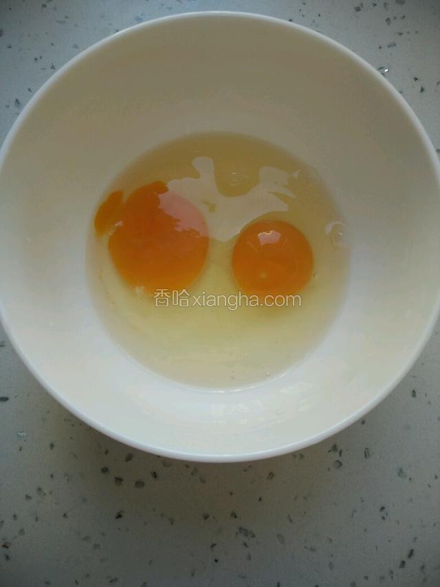 打两个鸡蛋在碗里