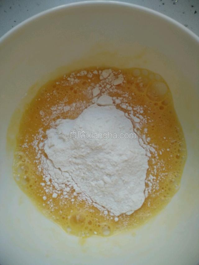鸡蛋打散后加入面粉