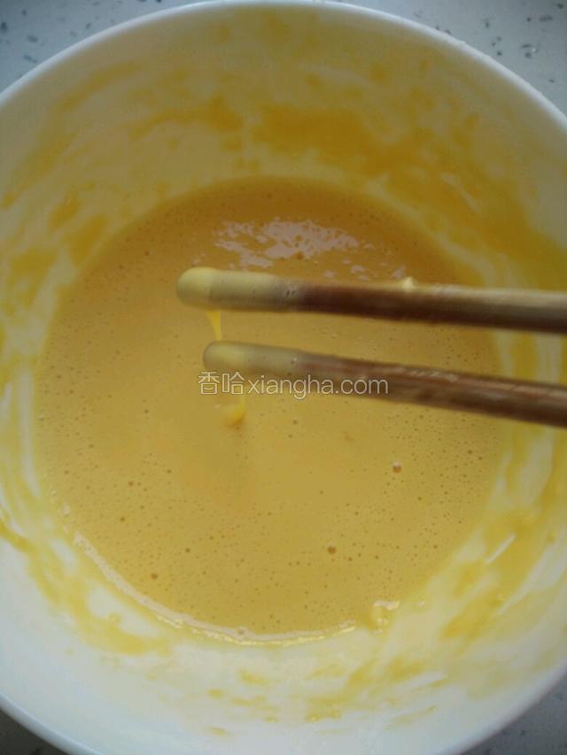 搅拌至无颗粒，面糊的浓稠度跟酸奶差不多