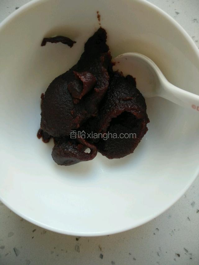 准备豆沙放入碗里