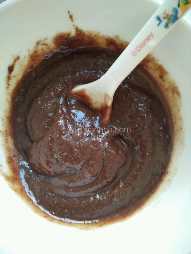 加入1小勺的炼奶搅拌均匀，不要放太多的炼奶，豆沙馅不能太稀，要不卷的时候不好卷