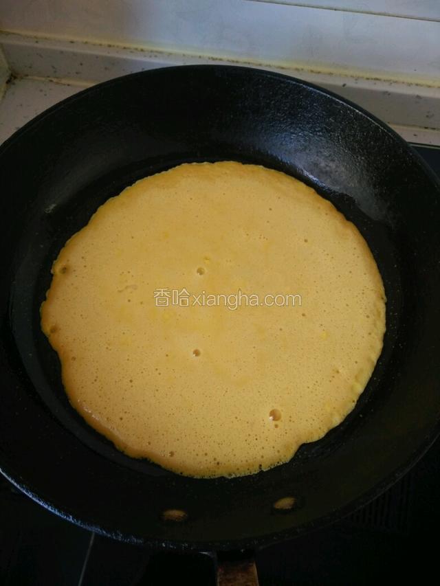 平底锅倒少量的油，把蛋液倒进去烙熟，小火烙制