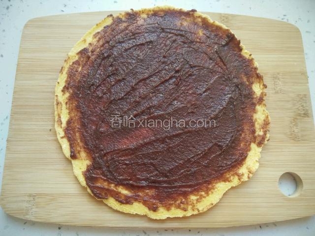 烙熟后拿出，均匀抹好豆沙