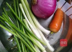 香辣香菇牛肉面的做法图解2