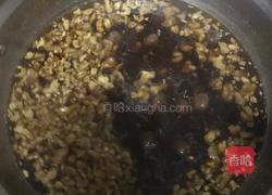 核桃桂圆炖蛋的做法图解3