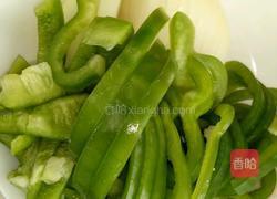 土豆青椒圆葱炒肉片的做法图解1
