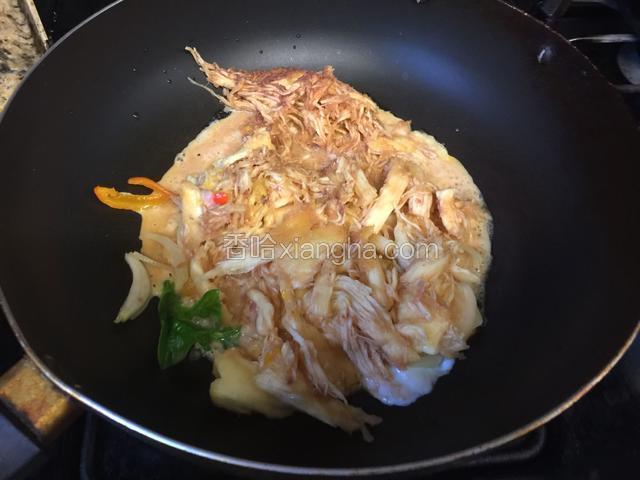 烧热炒锅，放入椰子油，爆香叉烧酱，倒入南瓜丝炒匀备用。