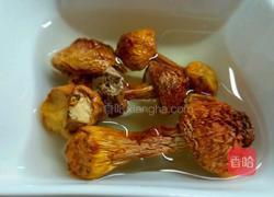 姬松茸山药骨汤的做法图解1