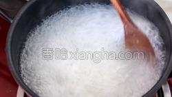 大火煮开后搅拌均匀