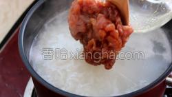 加入腌制好的瘦肉搅拌均匀