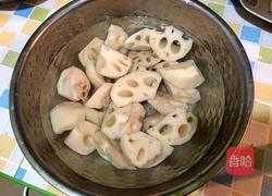 莲藕排骨汤的做法图解2