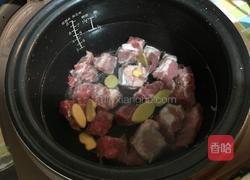 莲藕排骨汤的做法图解3