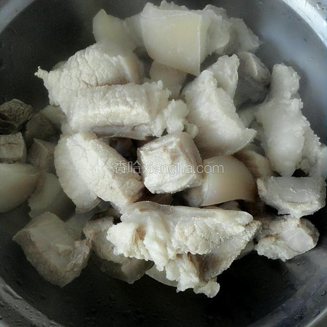 把肉用温水冲洗干净