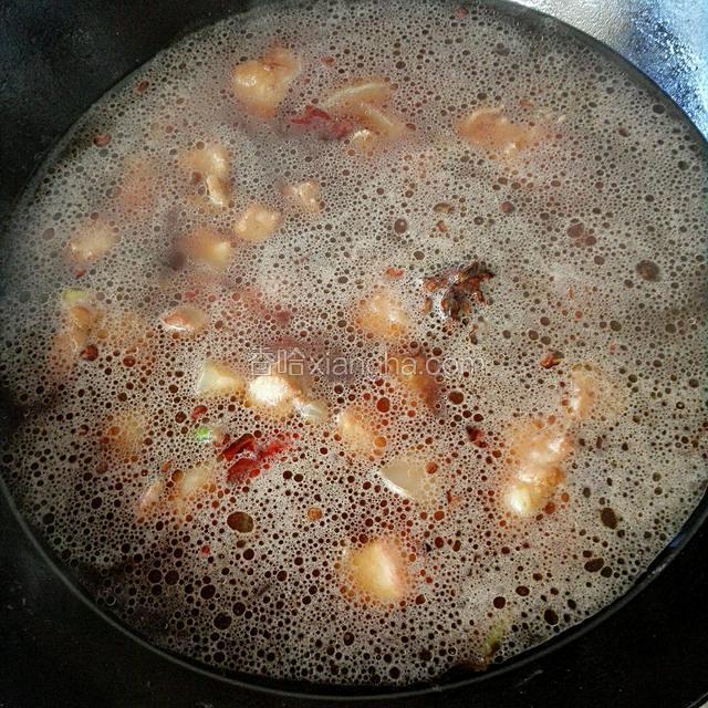 加入没过猪肉的热水，大约水是肉的2.5倍