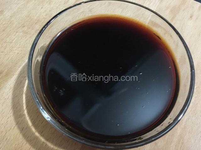 取一个碗调入所有的调味料和适量的清水。