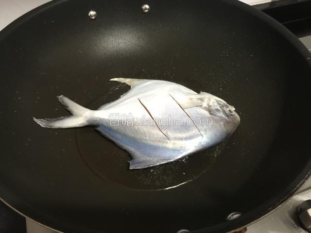 热锅冷油放入鱼，用中小火煎。