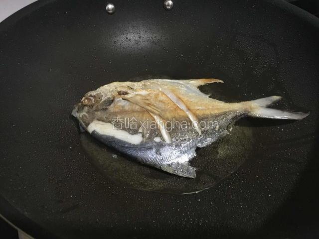 一面煎好翻另一面继续煎。（一面大概煎一至两分钟）