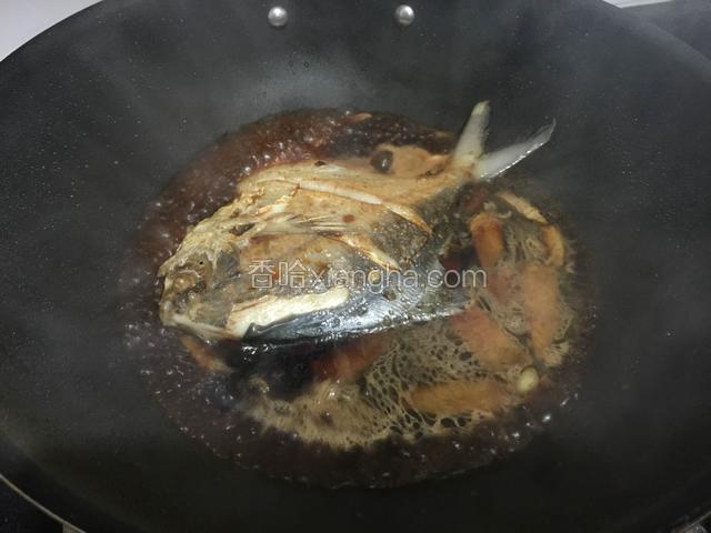 倒入调好的调味汁，盖上锅盖，大火烧开转小火焖煮十分钟即可。