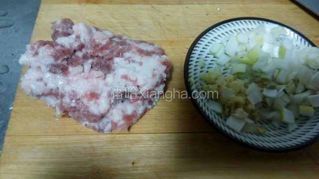 猪肉炖碎，葱姜切碎