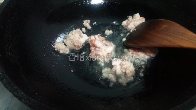 锅中做油将肉馅倒入