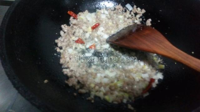 肉馅煸炒变色加入葱姜辣椒