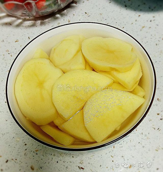 土豆去皮切成片，洗净淀粉水后泡在水里备用。
