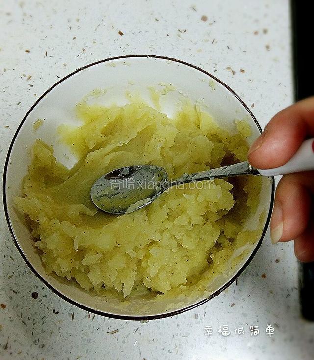 加入调料的熟土豆，用勺子碾碎，碾均匀入味儿。