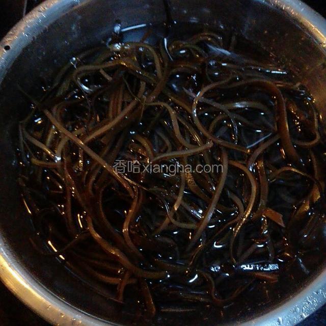 海带切成丝用清水浸泡十分钟