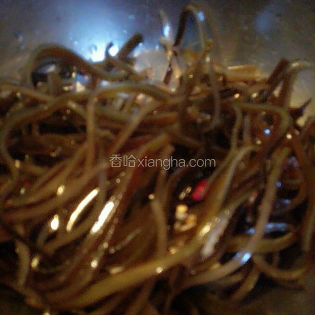 海带丝放入一个大点的盆里