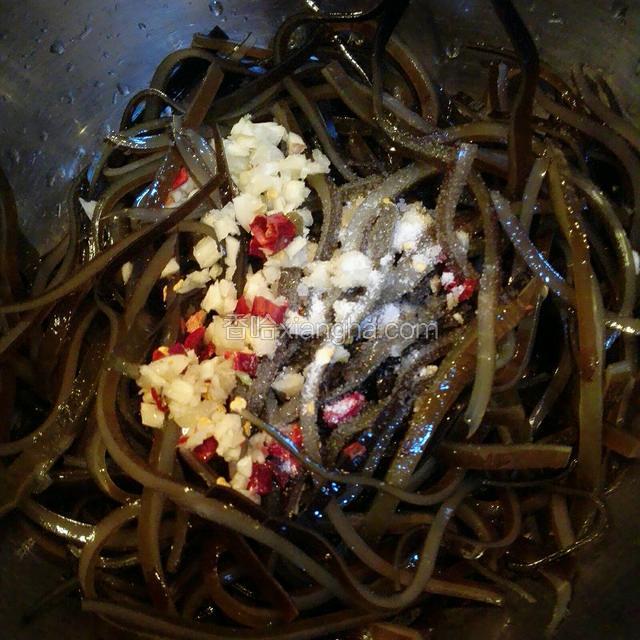 放上蒜沫，辣椒，同时加适量盐，醋 ，香油拌匀即可