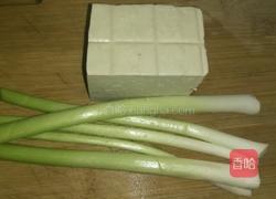 蒜苗豆腐的做法图解1