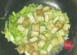 蒜苗豆腐的做法图解4