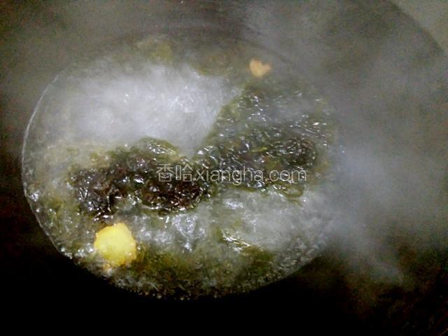 水沸腾加紫菜加盐胡椒粉