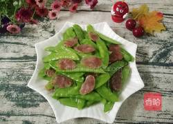 荷兰豆炒腊肠的做法图解2