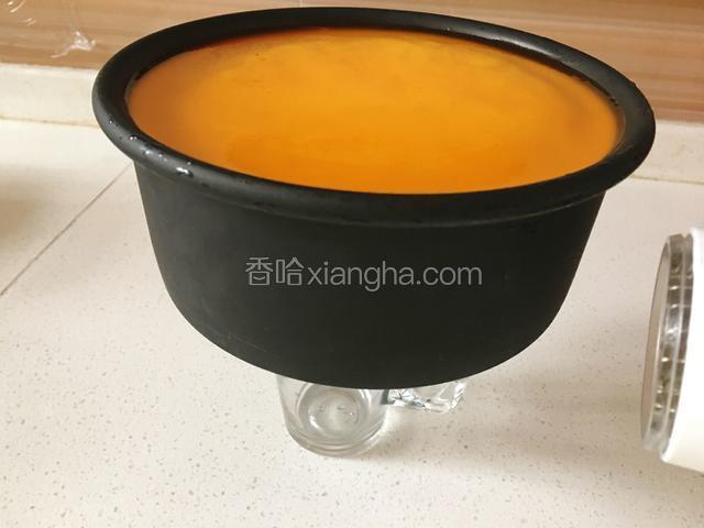 2个小时以后镜面也凝固啦，模具底部放一个杯子，吹风机围绕四周吹热风30秒左右，模具就会自动滑下去啦！