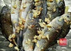 油炸小鲫鱼的做法图解1