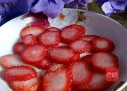 草莓夹心奶冻的做法图解1