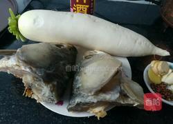 白萝卜炖腊鱼头的做法图解1