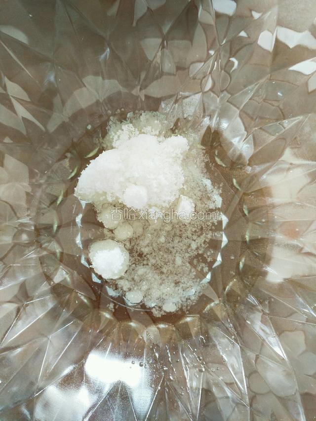 玉米油倒入碗中加入绵白糖搅拌均匀