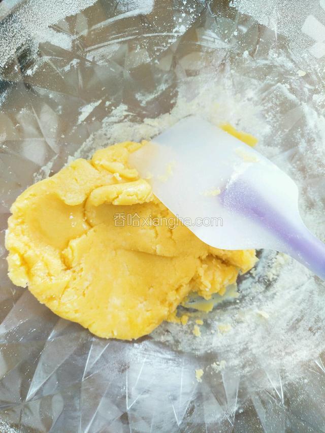 筛入低粉，泡打粉用刮刀翻拌均匀