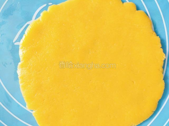 取一半面团压成1厘米厚的面饼状