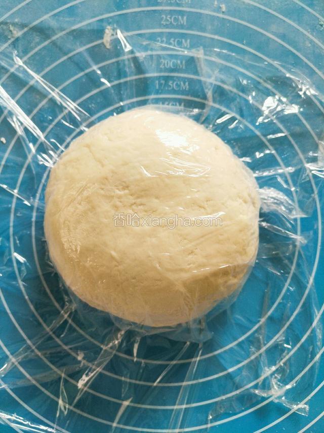 面粉慢慢加入温水揉成面团，盖保鲜膜松弛15分钟，取出继续揉5分钟，盖保鲜膜继续松弛15分钟