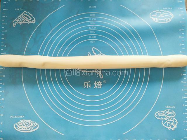 面团松弛好以后取出揉一下，搓成长条