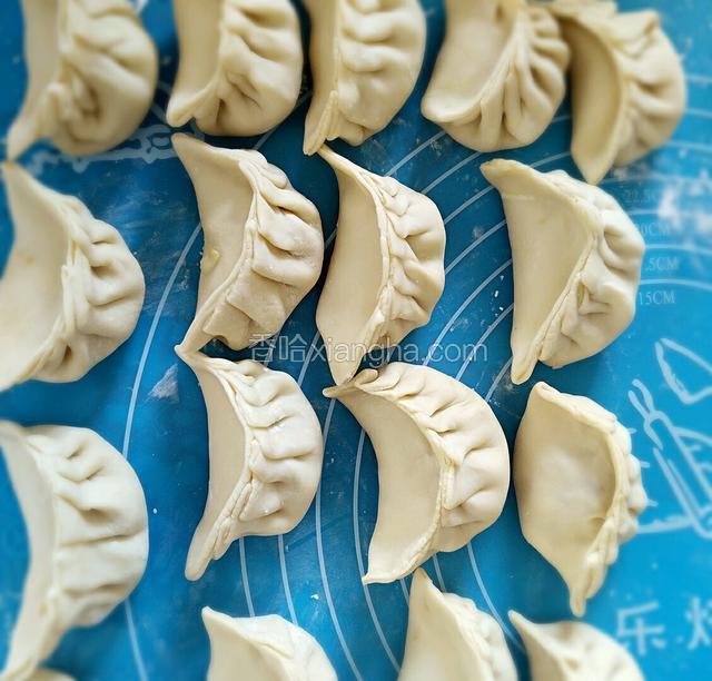 将饺子全部包好